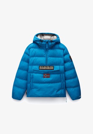 Blauwe pufferjack met een trekkoordcapuchon, voor halve rits, grote borstzak, merklogo en Noorse vlagpatch aan de voorkant.