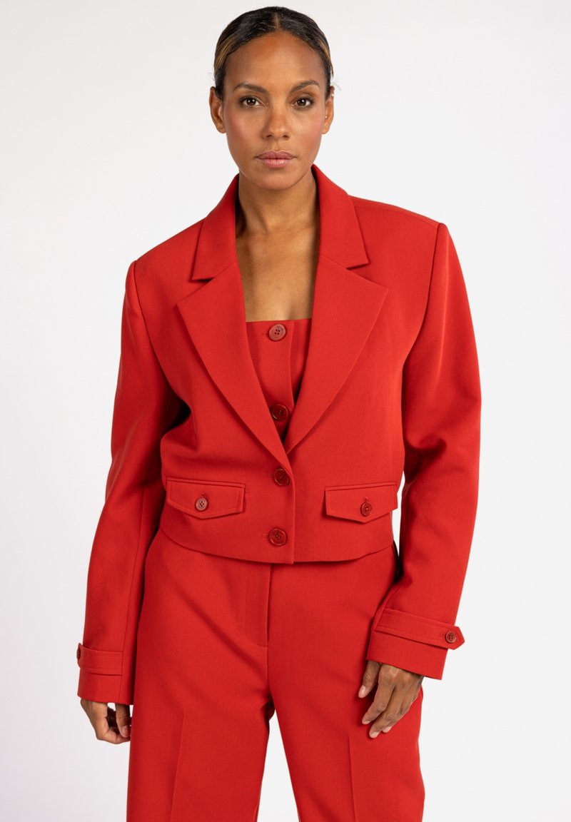Rode cropped blazer met twee voorzakken, geknipte revers en knoopsluiting. Het heeft een gladde textuur en een getailleerde pasvorm.
