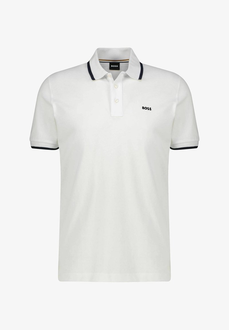 Polo blanc à manches courtes avec bordure noire sur le col et les manches, deux boutons et petit logo noir "BOSS" sur la poitrine gauche.