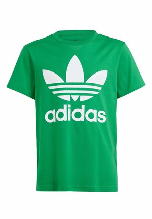 Camiseta verde de manga corta con el gran logo de trébol blanco de Adidas y el texto "adidas" en el frente, cuello redondo.