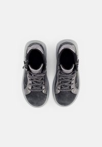 Schwarze und graue High-Top-Schuhe aus Wildleder und Leder. Schnürdesign mit seitlichem Reißverschluss und strukturierten Akzenten auf der Zunge.