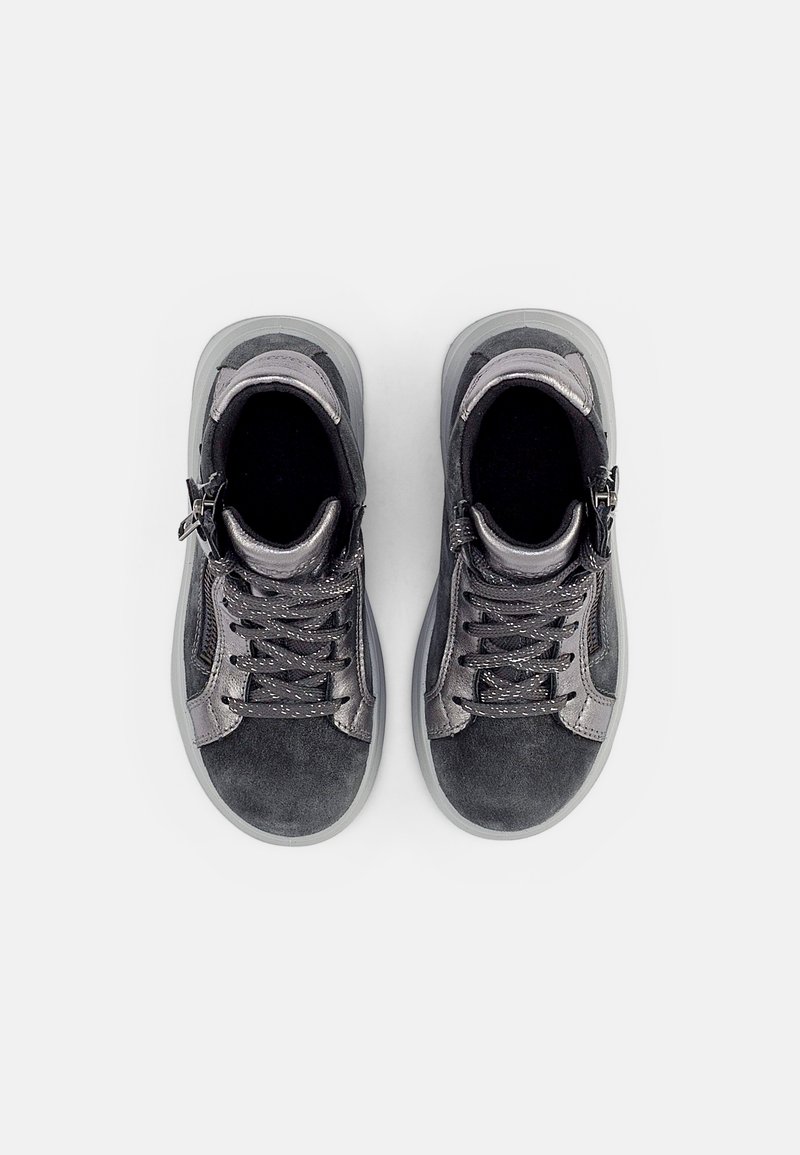 Schwarze und graue High-Top-Schuhe aus Wildleder und Leder. Schnürdesign mit seitlichem Reißverschluss und strukturierten Akzenten auf der Zunge.