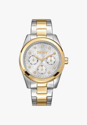Twee-kleurig goud- en zilverkleurig DKNY-horloge met kristallen uurmarkeringen, drie subwijzers voor dag, datum en 24-uurs tijd op een zilverkleurige wijzerplaat met patroon.
