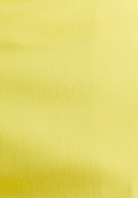 Tela amarilla, textura suave, acabado ligeramente brillante, con un color uniforme y sin patrones ni detalles visibles.