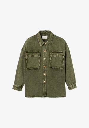 Veste en denim vert olive avec col, deux grandes poches poitrine et fermetures à boutons marron sur le devant. Tissu à finition texturée.