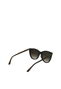 Czarne okulary przeciwsłoneczne w kształcie kociego oka z gradientowymi soczewkami, z solidną czarną oprawą i brązowymi zausznikami. Posiadają złote akcenty sprzętowe.