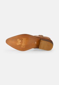 Scarpa in pelle marrone con suola in gomma testurizzata, dotata di una fibbia decorativa e logo impresso sul fondo. Taglia 37 riportata all'interno.