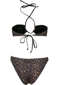 Leopárd mintás bikini szett, amely egy nyakba köthető, fekete akcentusokkal díszített felsőből és az ahhoz illő alsóból áll, sima elasztikus anyagból készült.