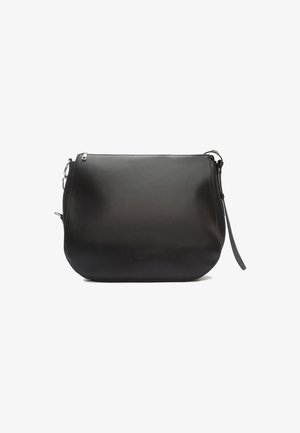 Bolso de hombro de cuero negro con una textura suave, de forma redondeada y cierre con cremallera. Incluye una correa delgada y ajustable.