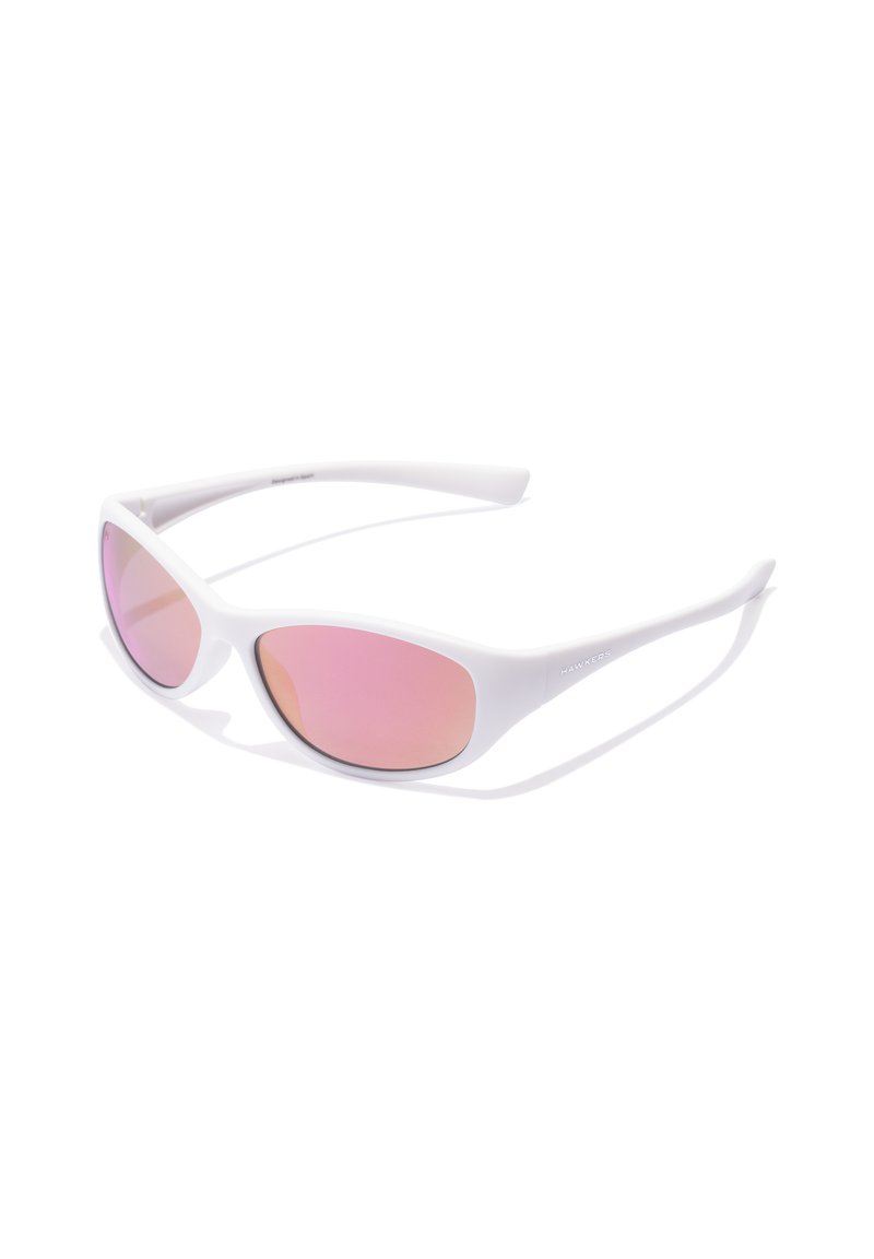 Occhiali da sole bianchi con lenti rosa specchiate. La montatura presenta un design elegante e curvo con una finitura liscia, che migliora la riflessione della luce.