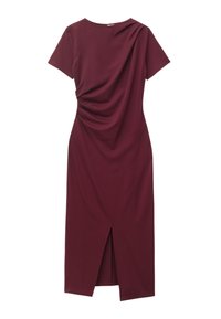 Bordeauxfarbenes, figurbetontes Kleid aus glattem Stoff, mit kurzen Ärmeln, Drapierungen an den Schultern und einem Schlitz vorne für mehr Bewegungsfreiheit.