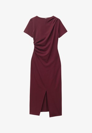 Bordeauxfarbenes, figurbetontes Kleid aus glattem Stoff, mit kurzen Ärmeln, Drapierungen an den Schultern und einem Schlitz vorne für mehr Bewegungsfreiheit.
