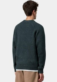 Maglione lavorato a maglia verde scuro con finitura testurizzata, dotato di scollo a giro e polsini a coste. Design leggero e privo di decorazioni.