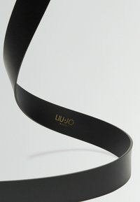 Schwarzer Leder-Gürtel mit glatter Textur, versehen mit einem goldenen "LIU JO MILANO"-Logo und einem eleganten, minimalistischen Design.