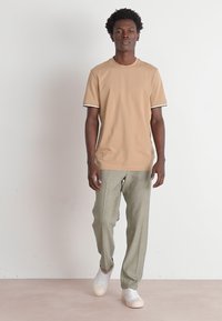 BOSS THOMPSON - Paprasti marškinėliai - medium beige