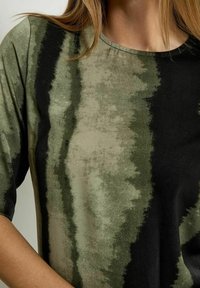 PEPPERCORN JEANNE  - Maxikleid - grape leaf print