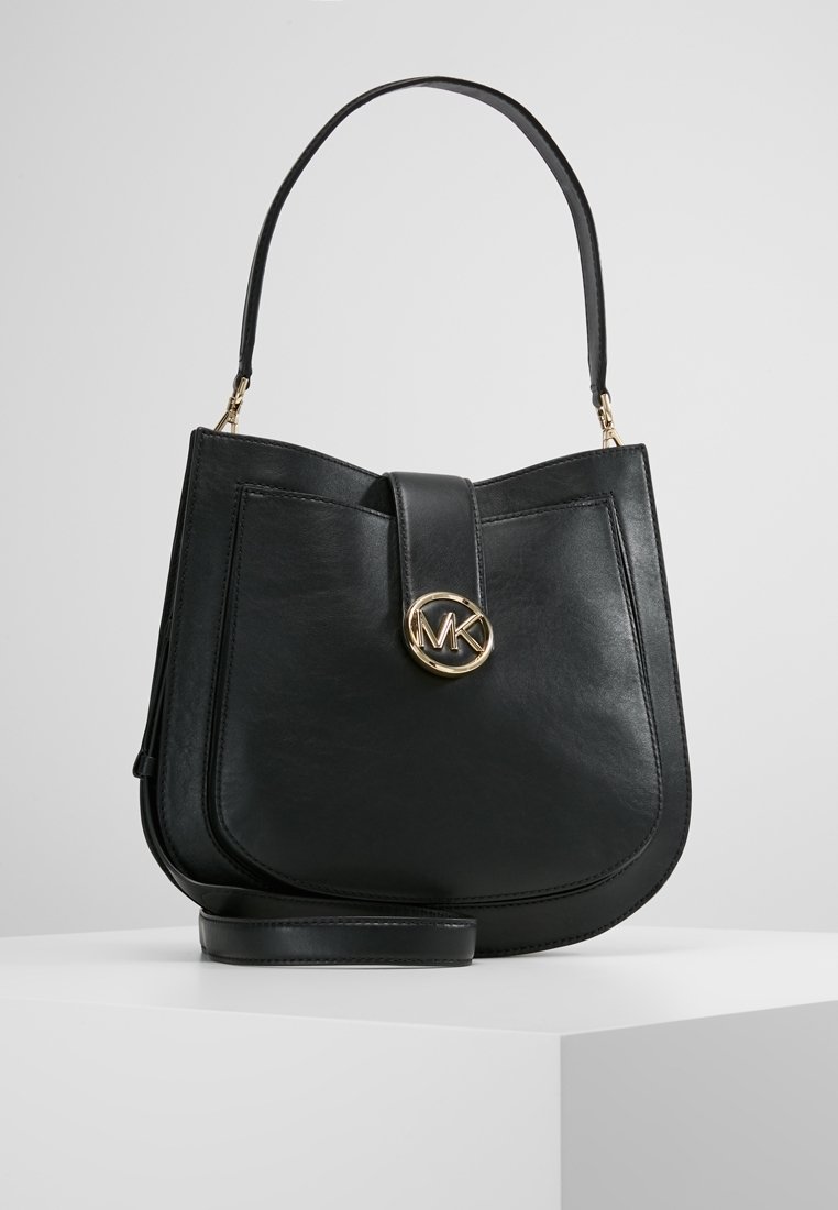 Czarna skórzana torebka o zaokrąglonym kształcie, z magnetycznym zapięciem i złotym logo. Posiada krótki pasek na ramię i gładką fakturę.