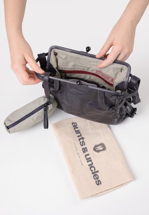 Aunts & Uncles MRS TEA CAKE - Umhängetasche - night sky