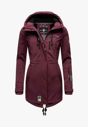 Bordó dámská dlouhá softshellová bunda s kapucí, multiple zipové kapsy, nastavitelný manžety, stahovací šňůrky na spodním lemu a brandingové nášivky a logo.