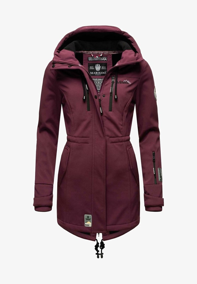 Bordó dámská dlouhá softshellová bunda s kapucí, multiple zipové kapsy, nastavitelný manžety, stahovací šňůrky na spodním lemu a brandingové nášivky a logo.