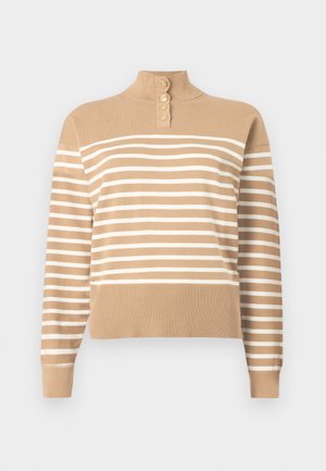 Suéter de punto beige con cuello alto, tapeta de botones y rayas blancas horizontales. Puños y dobladillo de canalé que aportan textura y ajuste.