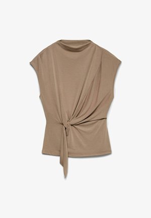 Ærmeløs beige top med høj halsudskæring og sidesløjfedetalje, lavet af blødt, let stof.