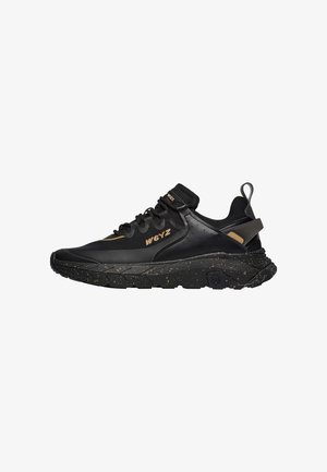 Baskets noires W6YZ avec semelle épaisse tachetée, accents marron, lacets à l'avant et languette sur le talon, vues de côté.