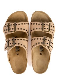 Sandales en cuir tanné avec deux sangles ajustables équipées de boucles métalliques et de perforations circulaires. Semelle texturée, taille 37.