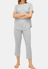 Grijs katoenen pyjamastel dat bestaat uit een t-shirt met korte mouwen en een ronde hals, plus bijpassende cropped broek. Zachte textuur en een ontspannen pasvorm.