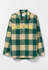 Karierter Flanellhemd in Grün und Beige, mit dem Text "NEW YORK" in Gelb. Mit Knöpfen versehenes Design, lange Ärmel und Kragen.
