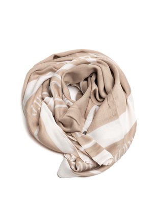 Beige-weißer Schal aus leichtem Stoff, mit einem karierten Muster, das eine weiche Textur aufweist und in einer kreisförmigen, verdrehten Form hängt.
