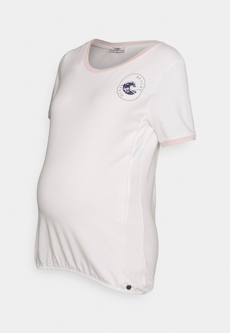 T-shirt de maternidade branca com acabamento em rosa claro, mangas curtas, decote redondo e um design gráfico de ondas no peito. Barra ajustável.