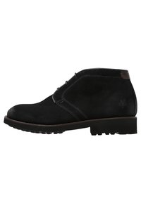 Stivaletti alla caviglia in suede nero con finitura liscia, punta tonda, design con lacci e dettagli in pelle marrone sul colletto e sulla suola.