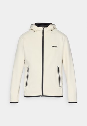 Hvit zip-up jakke med hette, svarte detaljer og BOSS-logo på venstre bryst. Har to glidelåslommer på sidene.
