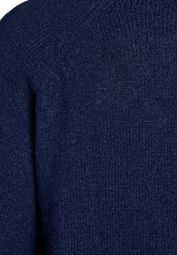 Granatowy sweter wełniany z teksturowanym wzorem dzianiny i widocznymi szwami; materiał wydaje się miękki i lekko gruby.