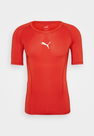 Rotes kurzärmliges Sportshirt aus glattem, dehnbarem Stoff. Mit einem weißen Puma-Logo in der Mitte der Vorderseite. Figurbetontes Design für aktive Kleidung.