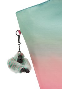 Kleine pinke und grüne Gradient-Tasche mit einem flauschigen, tierförmigen Schlüsselanhänger, der ein schwarzes Gesicht und gemustertes Fell hat. Strukturierte Oberfläche.