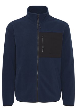 Chaqueta de forro polar navy con cuello alto, cierre de cremallera y bolsillo en el pecho negro. Cuenta con dos bolsillos laterales y una tela texturizada con acabado suave.