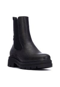 Stivaletto nero con un upper in pelle liscia, pannelli laterali elastici, suola in gomma resistente e un linguetta sul retro per una facile calzata.