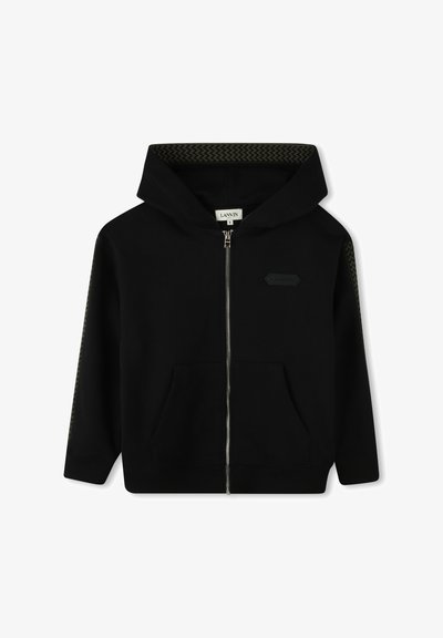 Felpa nera con zip e cappuccio, con dettagli verdi testurizzati lungo i lati e un piccolo logo nero applicato sul petto.