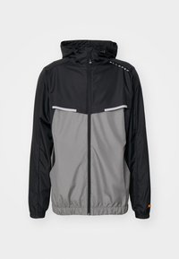 Veste coupe-vent noire et grise avec fermeture éclair à l'avant, capuche réglable, accents réfléchissants, et poignets et ourlet élastiques.