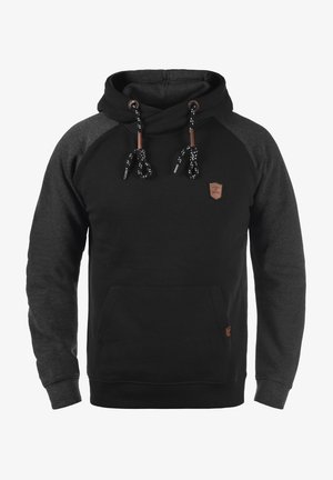 Černá mikina s kapucí, raglánovými šedými rukávy, přední kapsou a hnědou koženou nášivkou. Obsahuje černé a bílé šňůrky na kapuci.