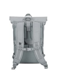 Sac à dos gris à rabat avec panneau arrière en mesh, sangles rembourrées ajustables et boucle crossbody. Doté d'un tissu texturé et d'un branding minimal.