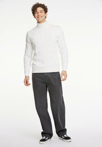 Lindbergh MEGA CABLE ROLL-NECK - Stickad tröja - off white