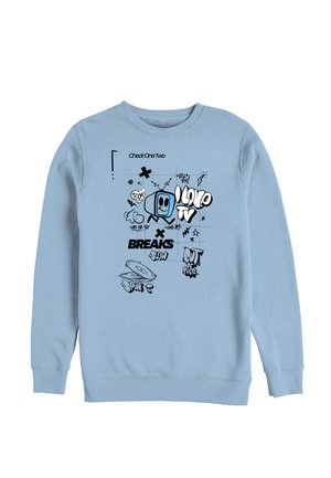 Jasnoniebieska bluza z czarnymi grafikami w stylu graffiti, w tym uśmiechnięty telewizor, gwiazdy, płyty i słowa takie jak "BREAKS", "LOVE TV" oraz "Check One Two".