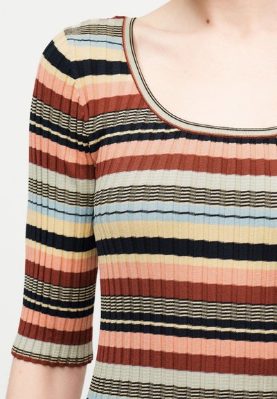 Κοντινή λήψη μιας ριμπ πλεκτής μπλούζας με οριζόντιες ρίγες σε χρώματα σκουριάς, ναυτικού μπλε, ροδάκινου, μπεζ και ανοιχτού μπλε, με βαθύ στρογγυλό ντεκολτέ και μανίκια μέχρι τον αγκώνα.