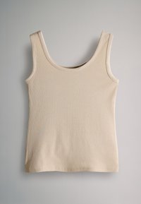 Beiges, geripptes Tanktop mit breiten Schulterträgern und rundem Ausschnitt, mit weicher Textur und figurbetonter Form.