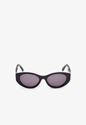 Occhiali da sole a forma di occhio di gatto con montatura in plastica nera, lenti viola scuro e dettagli argentati sulle aste. Texture liscia con finitura lucida.