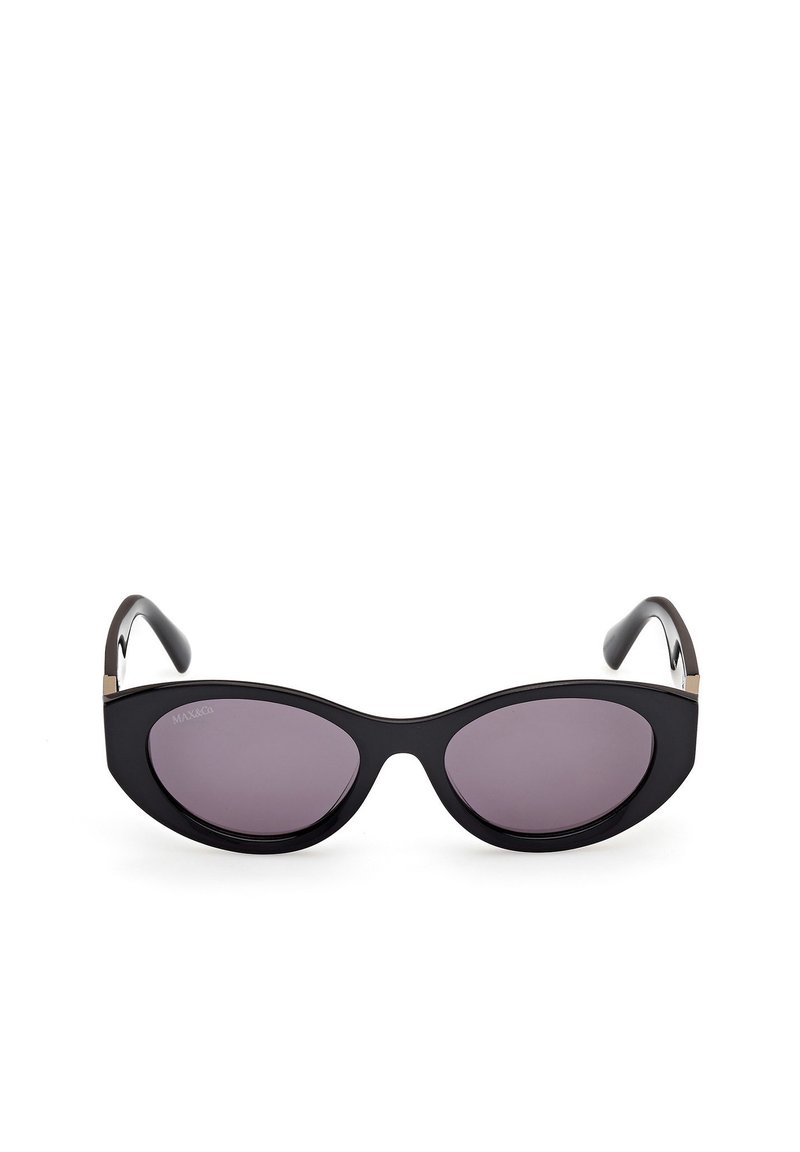 Sunglasses ve tvaru kočičích očí s černými plastovými rámy, temně fialovými skly a stříbrnými detaily na nožičkách. Hladký povrch se lesklým finišem.