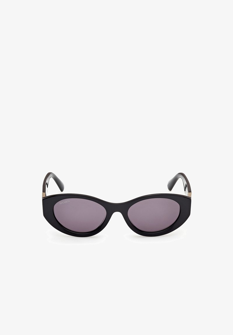 Sunglasses ve tvaru kočičích očí s černými plastovými rámy, temně fialovými skly a stříbrnými detaily na nožičkách. Hladký povrch se lesklým finišem.